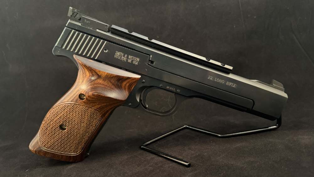 Smith & Wesson Model 41 .22 LR Target Pistol 5.5" Barrel Wood Grips-img-1