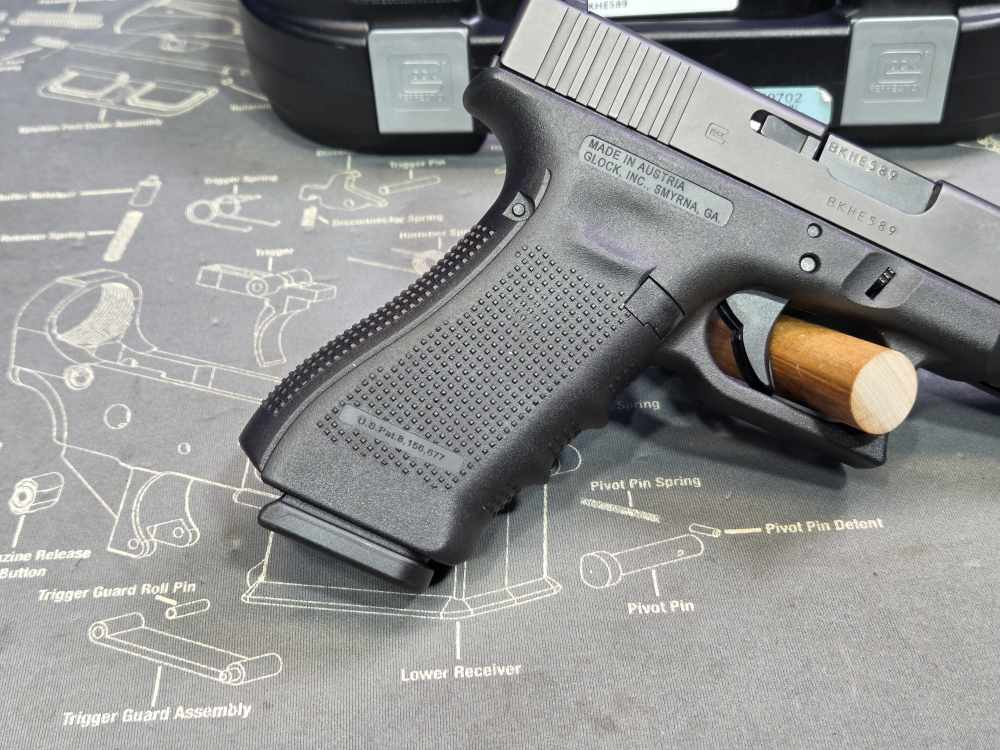 Blue Label Glock 17 Gen 4 9mm Semi-Automatic Pistol 17 Round-img-1