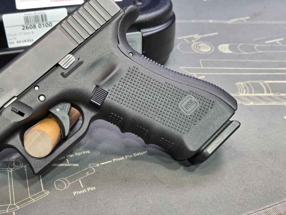 Blue Label Glock 17 Gen 4 9mm Semi-Automatic Pistol 17 Round-img-4
