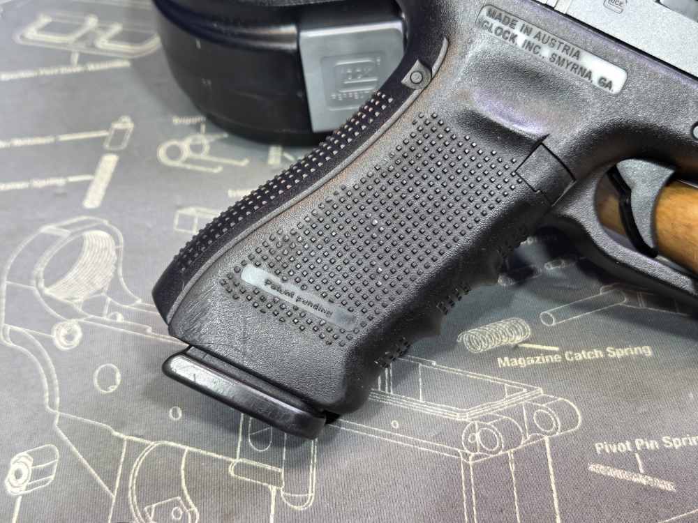 Blue Label Glock 22 Gen 4 .40 S&W Semi-Automatic Pistol 15 Round-img-5
