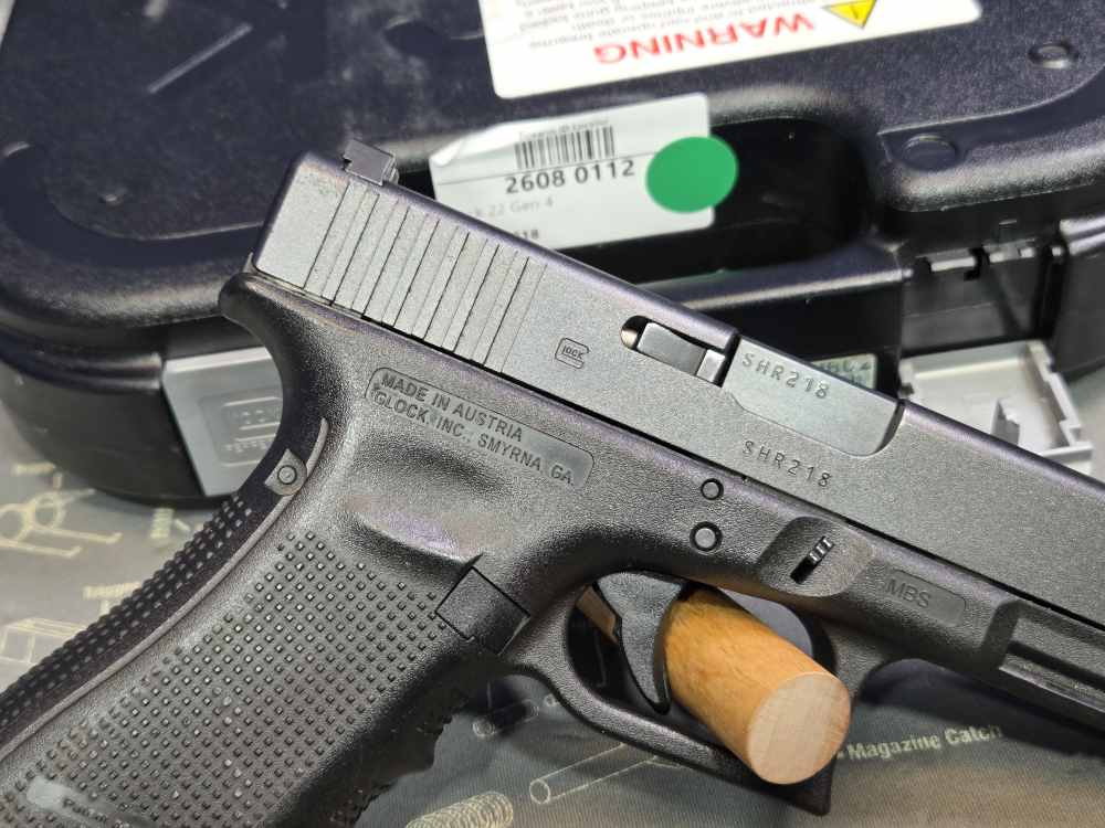 Blue Label Glock 22 Gen 4 .40 S&W Semi-Automatic Pistol 15 Round-img-6