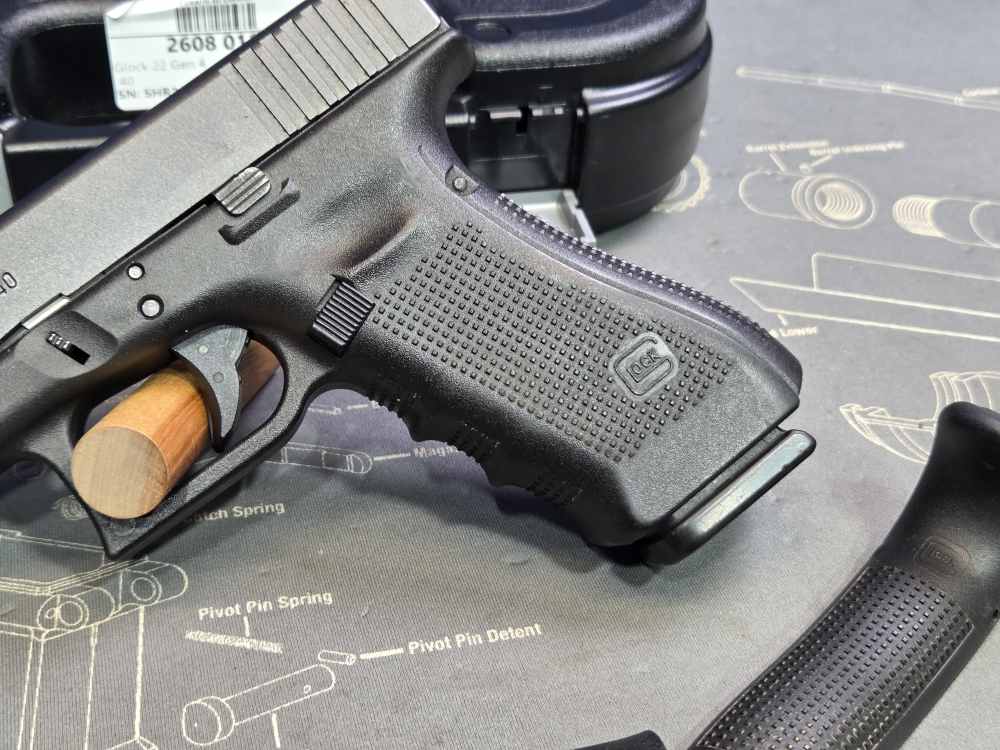 Blue Label Glock 22 Gen 4 .40 S&W Semi-Automatic Pistol 15 Round-img-3