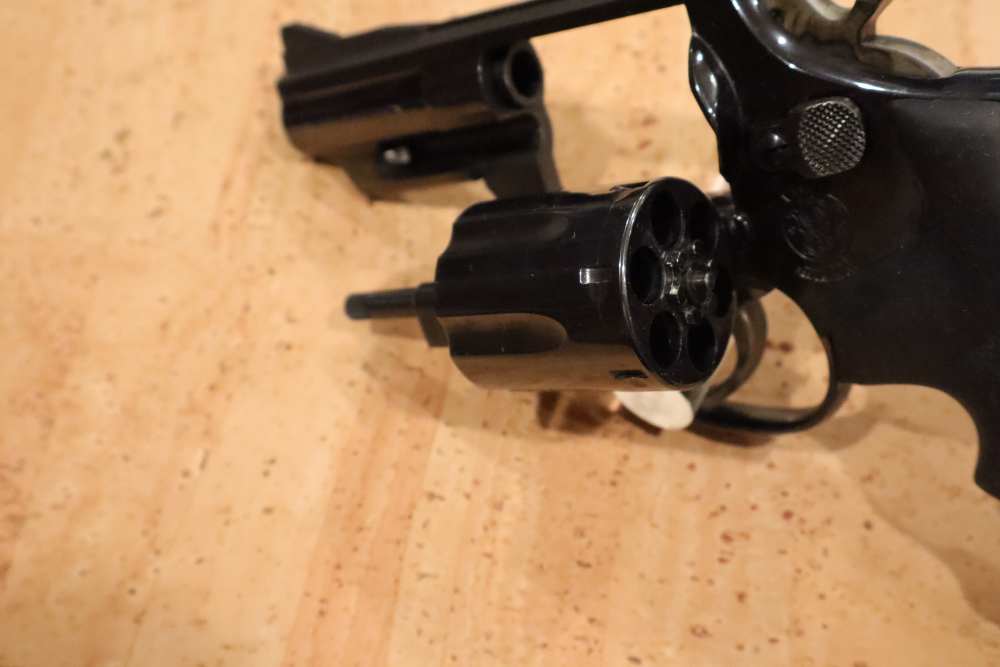 Smith & Wesson  Mod 19  357 mag Excellent condition in Factory Box -img-10