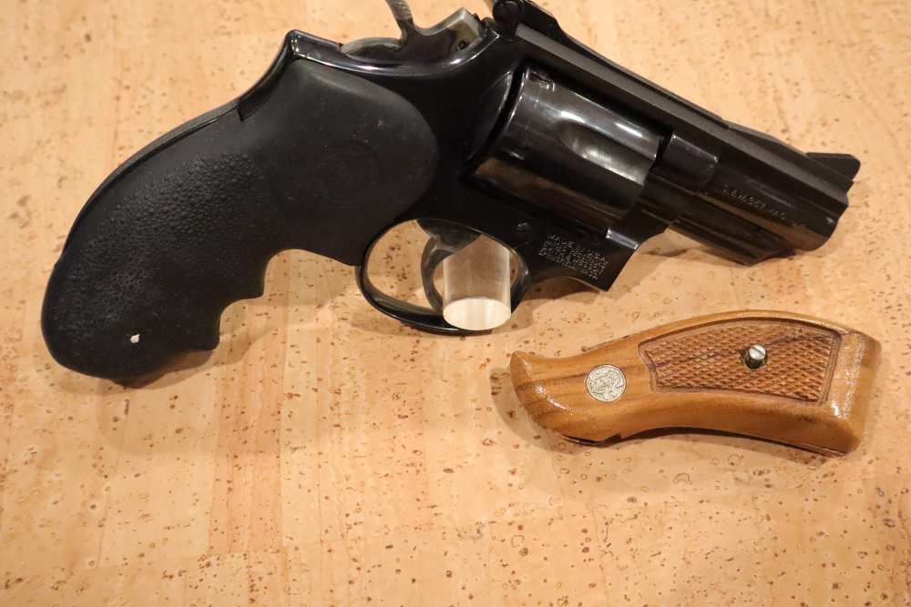 Smith & Wesson  Mod 19  357 mag Excellent condition in Factory Box -img-13