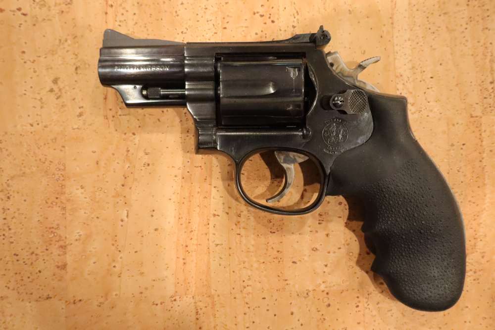 Smith & Wesson  Mod 19  357 mag Excellent condition in Factory Box -img-4