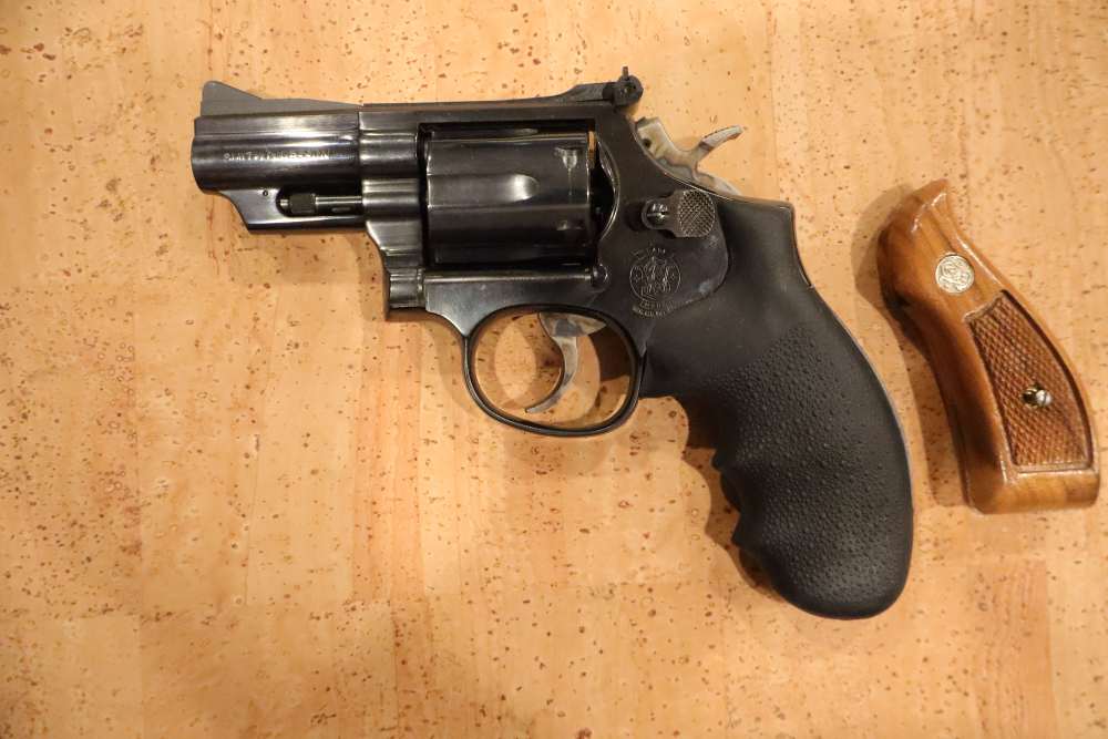 Smith & Wesson  Mod 19  357 mag Excellent condition in Factory Box -img-3
