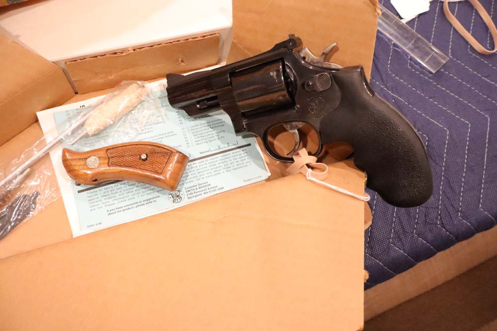 Smith & Wesson  Mod 19  357 mag Excellent condition in Factory Box -img-2