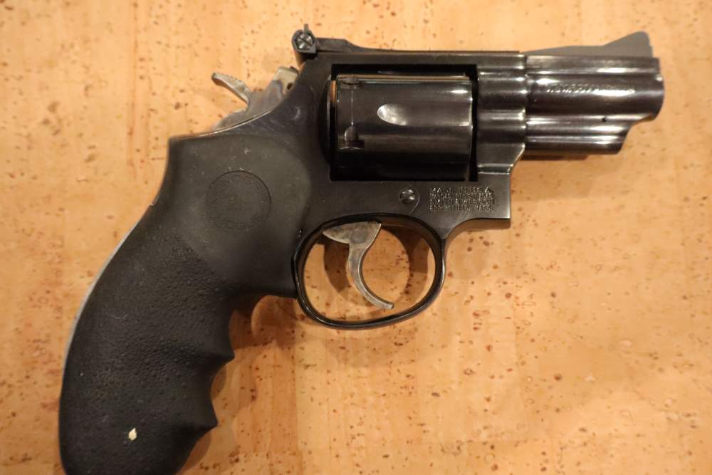 Smith & Wesson  Mod 19  357 mag Excellent condition in Factory Box -img-8