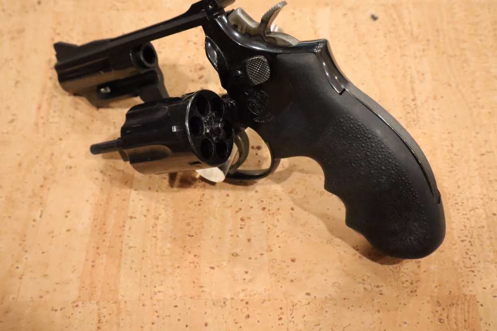 Smith & Wesson  Mod 19  357 mag Excellent condition in Factory Box -img-12