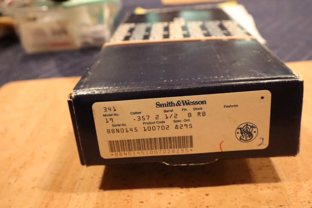 Smith & Wesson  Mod 19  357 mag Excellent condition in Factory Box -img-0