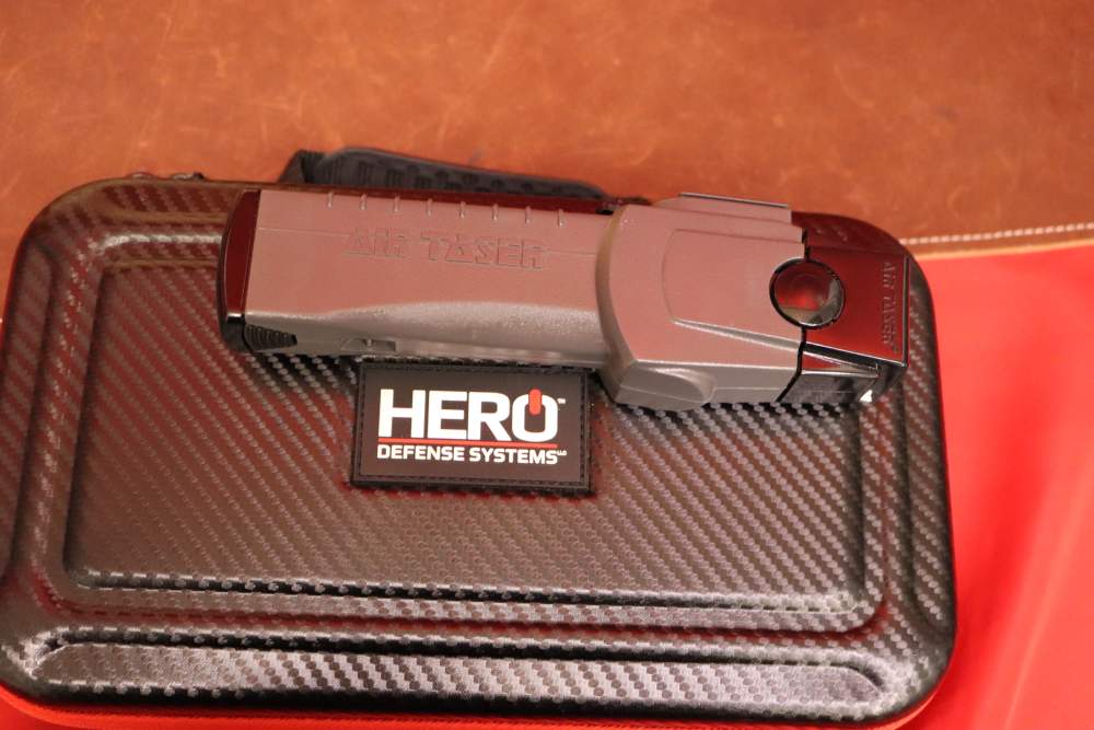 Double Less Lethal Weapon Lot  Air Taser And Hero Defense Systems Launcher-img-6