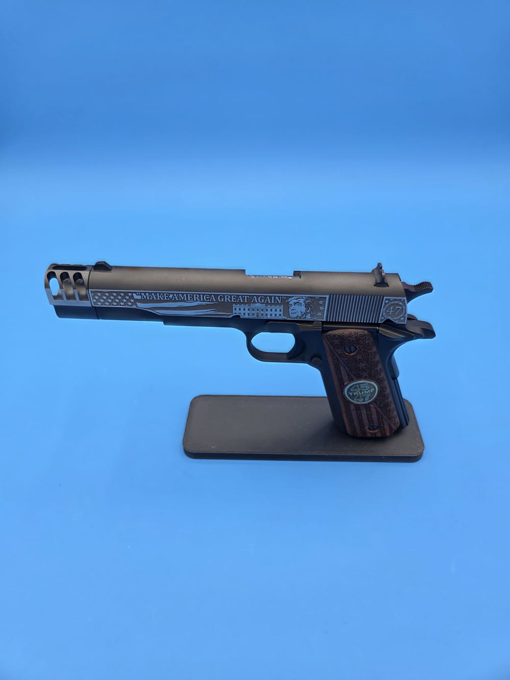 TRUMP compensated Colt 1911 series 70 govt 45 ACP 5" barrel engraved-img-1