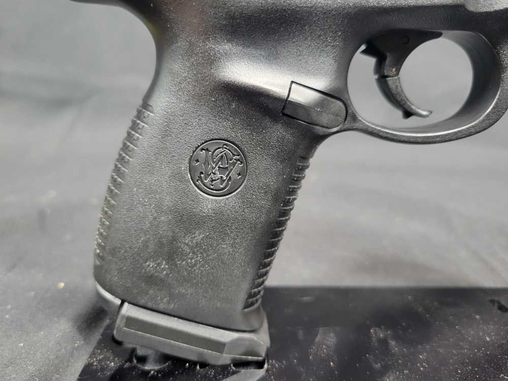 PENNY AUCTION SMITH & WESSON MODEL SW40F .40 S&W 15 RDS-img-10
