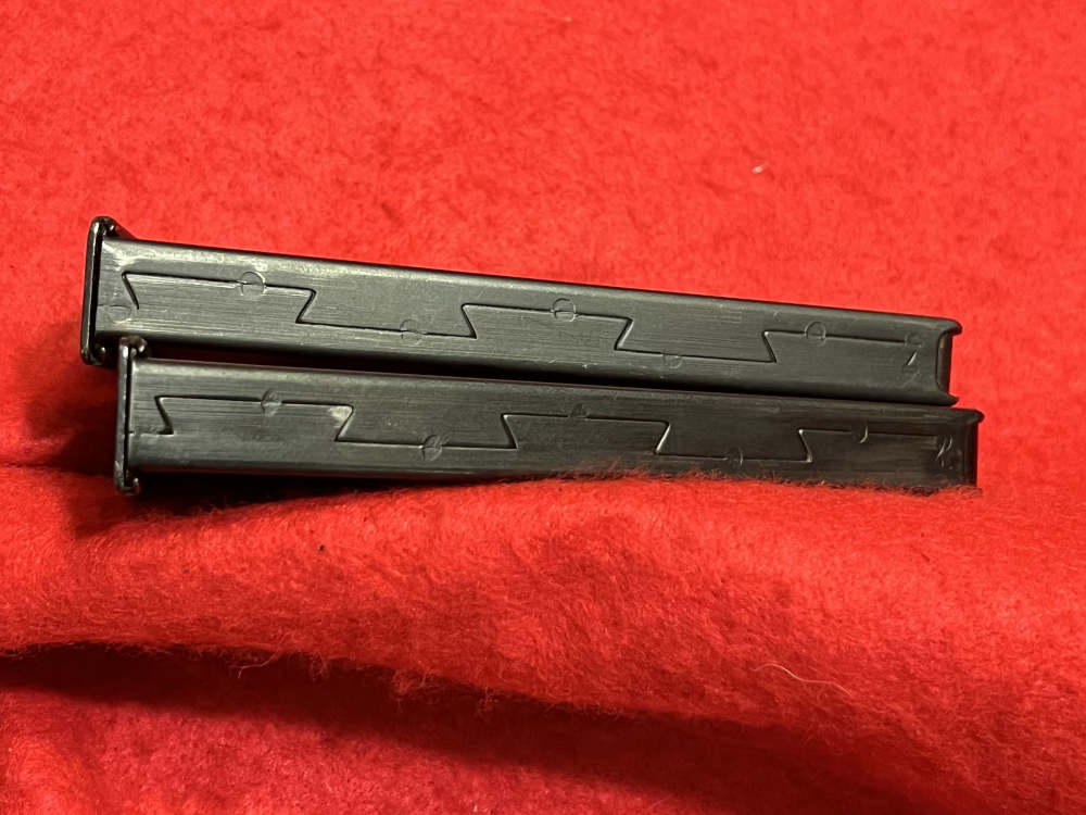 2 Sig P6 225 9 mm magazines  Original-img-4