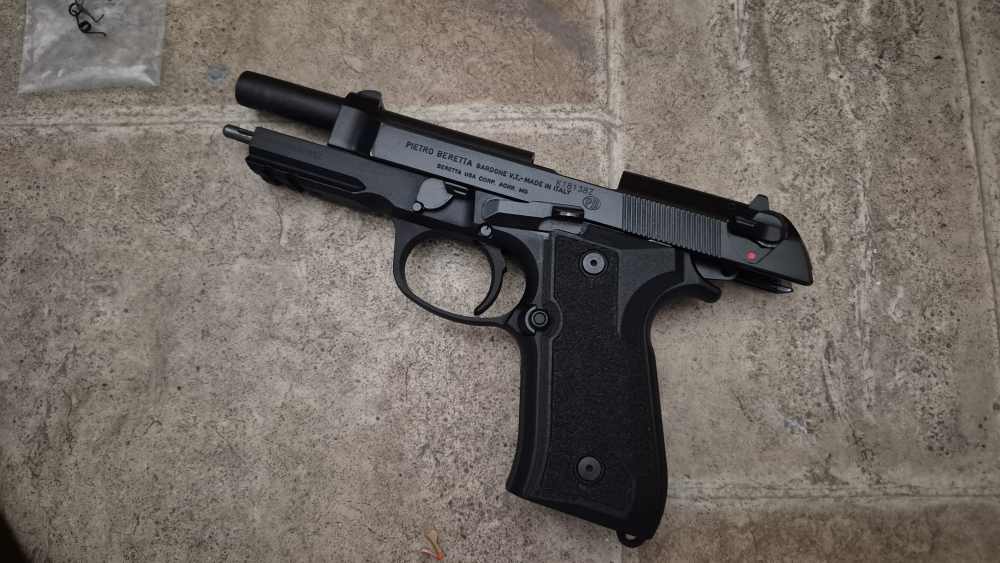 BERETTA 92A1 ITALY RAIL 9MM VOLKER TRIGGER & GRIPS 4 FACTORY MAGAZINES!-img-22