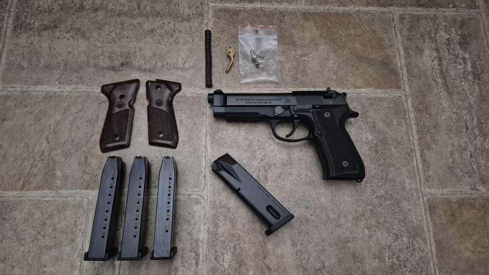BERETTA 92A1 ITALY RAIL 9MM VOLKER TRIGGER & GRIPS 4 FACTORY MAGAZINES!-img-0