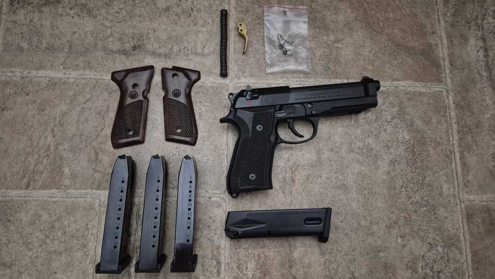 BERETTA 92A1 ITALY RAIL 9MM VOLKER TRIGGER & GRIPS 4 FACTORY MAGAZINES!-img-1
