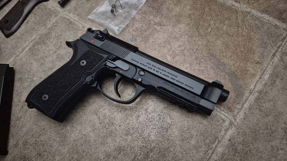 BERETTA 92A1 ITALY RAIL 9MM VOLKER TRIGGER & GRIPS 4 FACTORY MAGAZINES!-img-21