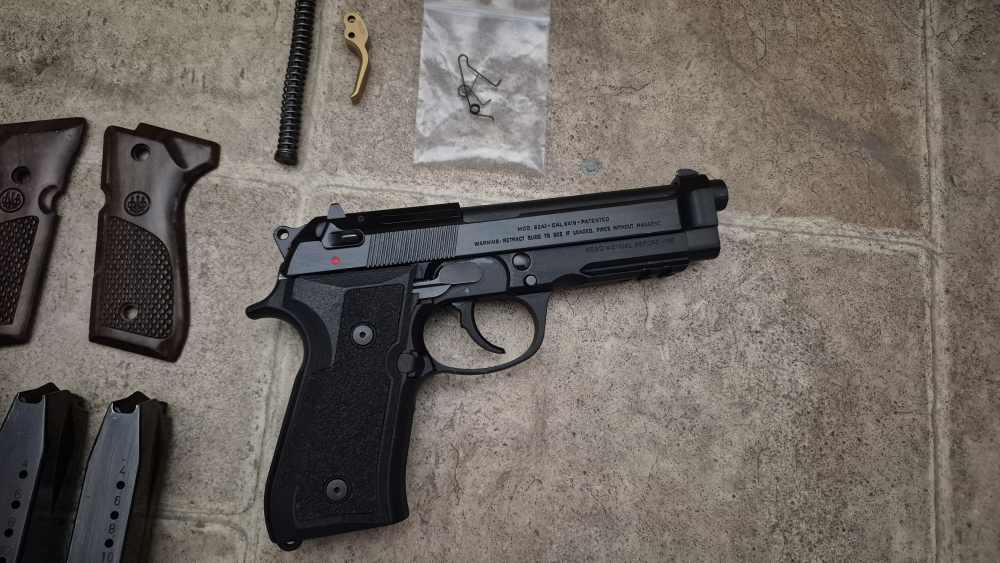 BERETTA 92A1 ITALY RAIL 9MM VOLKER TRIGGER & GRIPS 4 FACTORY MAGAZINES!-img-2