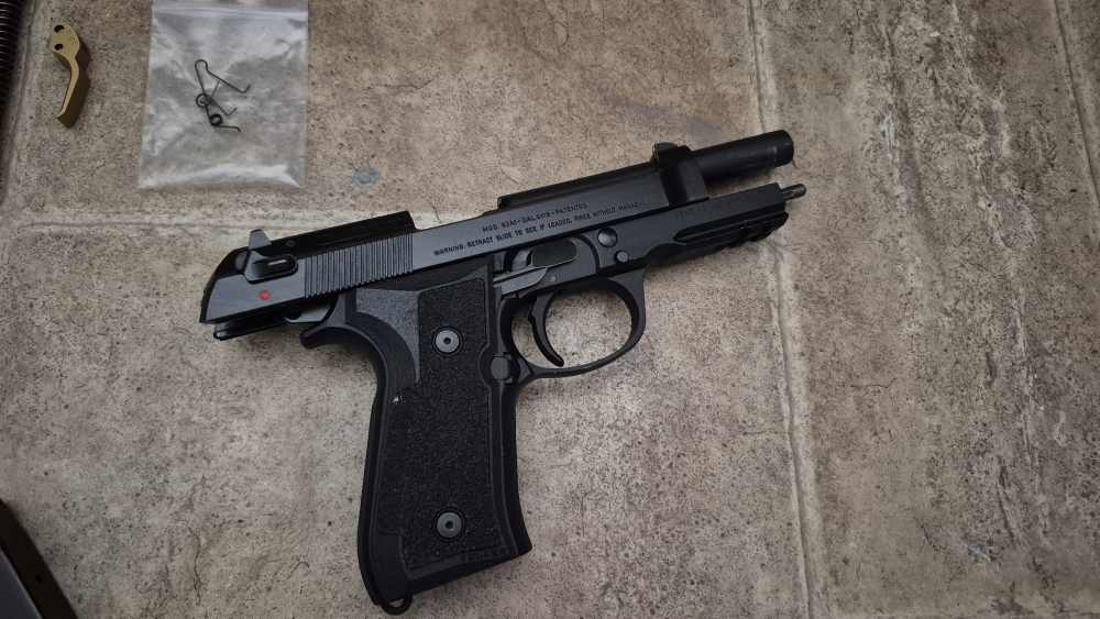 BERETTA 92A1 ITALY RAIL 9MM VOLKER TRIGGER & GRIPS 4 FACTORY MAGAZINES!-img-23