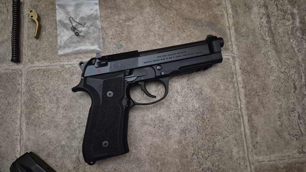 BERETTA 92A1 ITALY RAIL 9MM VOLKER TRIGGER & GRIPS 4 FACTORY MAGAZINES!-img-10