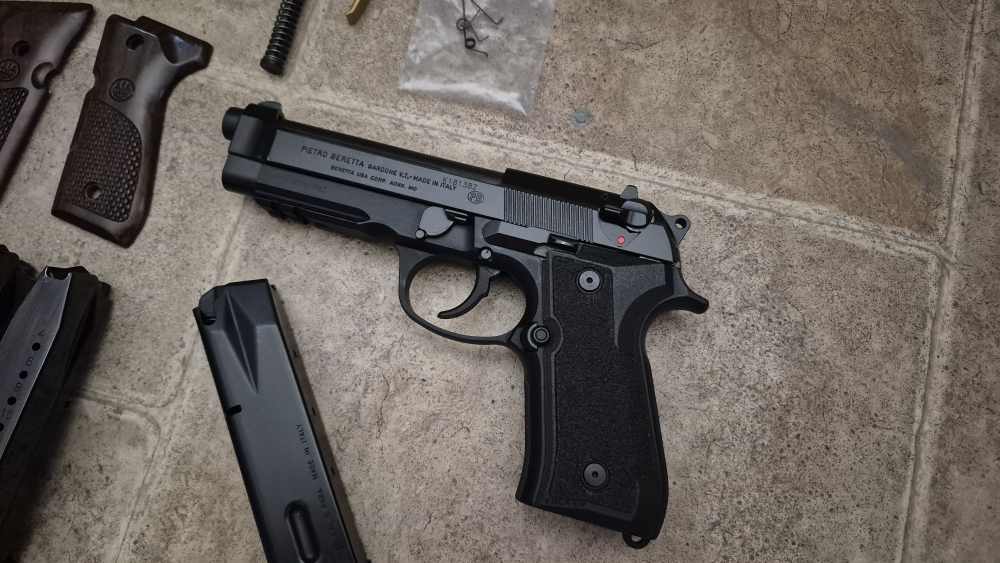 BERETTA 92A1 ITALY RAIL 9MM VOLKER TRIGGER & GRIPS 4 FACTORY MAGAZINES!-img-24