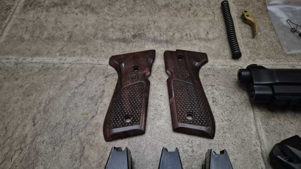 BERETTA 92A1 ITALY RAIL 9MM VOLKER TRIGGER & GRIPS 4 FACTORY MAGAZINES!-img-4
