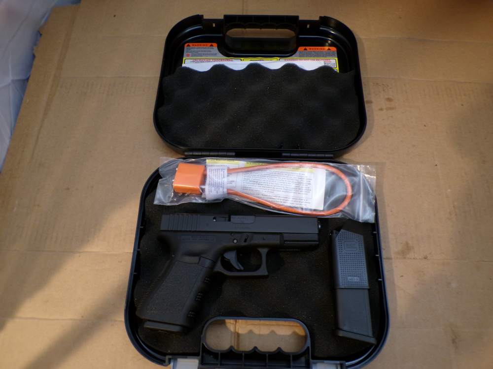 Glock 19 Gen 3 9mm 2x 10 Round Magazines Made in USA UL1950201-img-0
