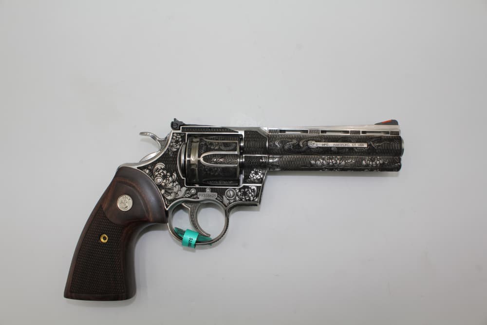 NEW. Colt Python .357 Magnum – 5" Barrel – Custom Snakeskin Engraving-img-8
