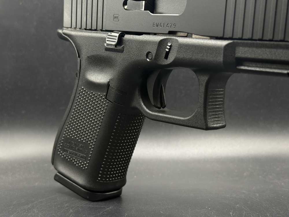 Glock 19 Gen 5 G19 W/ Gowutar optic & two magazines -img-9