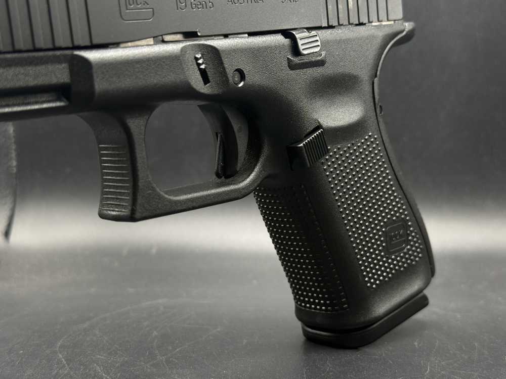 Glock 19 Gen 5 G19 W/ Gowutar optic & two magazines -img-8
