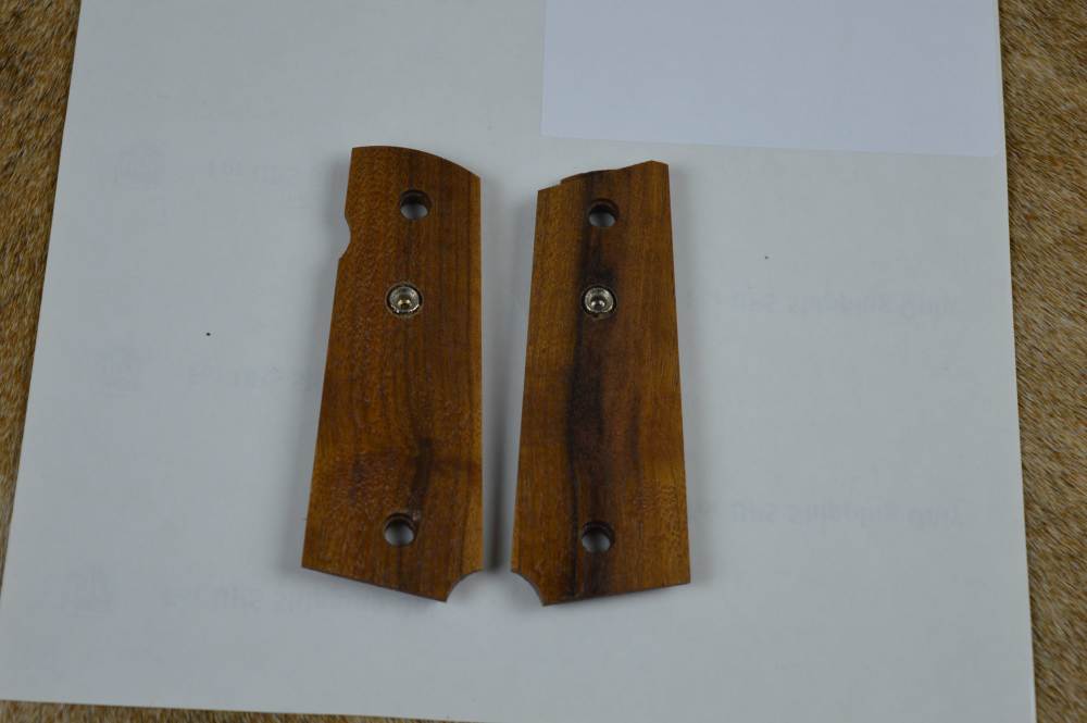 Colt 1911 Grips - Factory Walnut Fully Checkered - Like New Condition -img-3