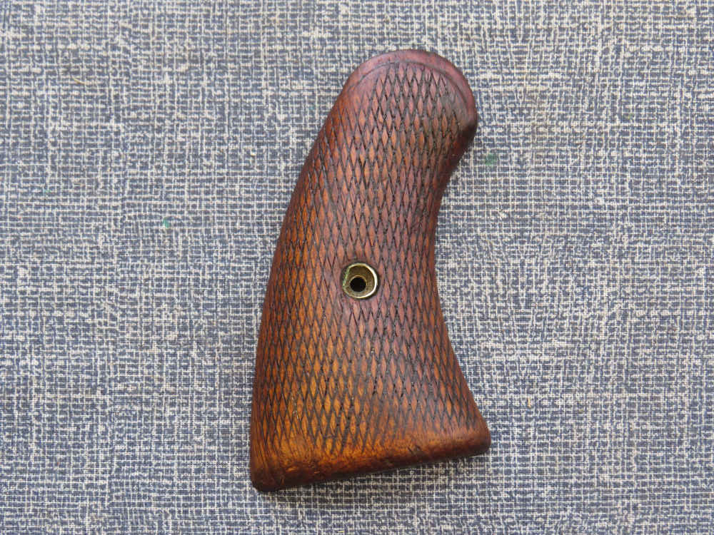 COLT REVOLVER CHECKERED RIGHT WOOD GRIP  NICE CONDITION   3  1/8 x 1  3/4 -img-0