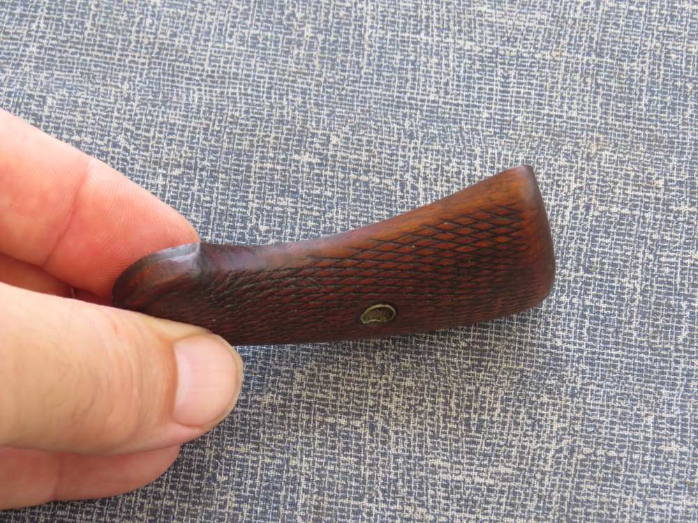 COLT REVOLVER CHECKERED RIGHT WOOD GRIP  NICE CONDITION   3  1/8 x 1  3/4 -img-2