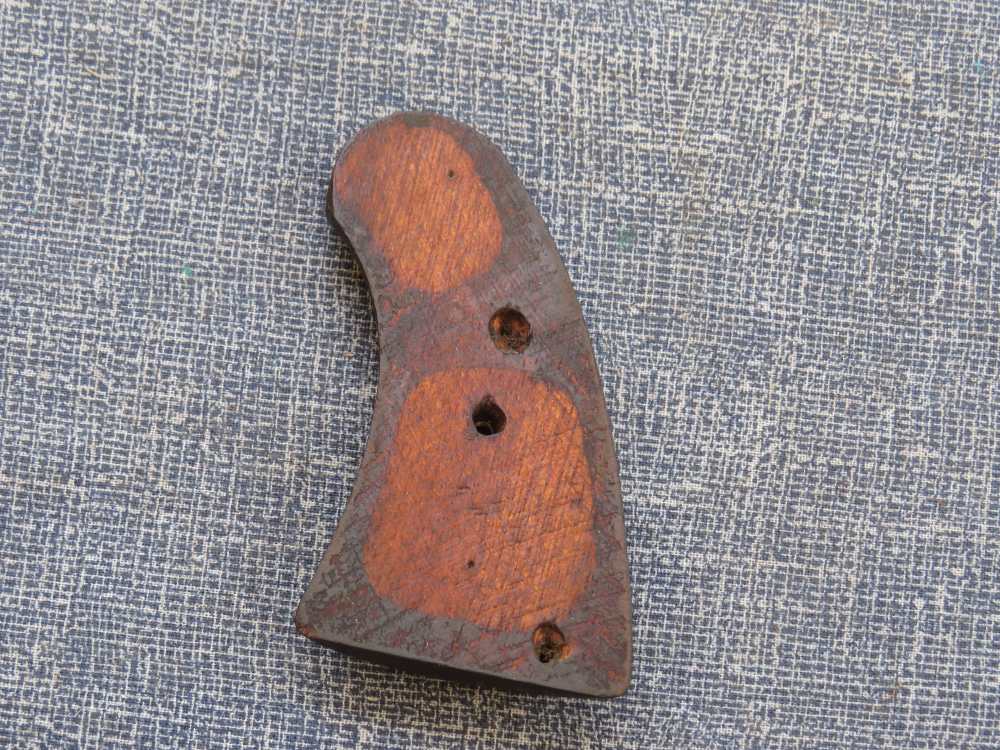 COLT REVOLVER CHECKERED RIGHT WOOD GRIP  NICE CONDITION   3  1/8 x 1  3/4 -img-5