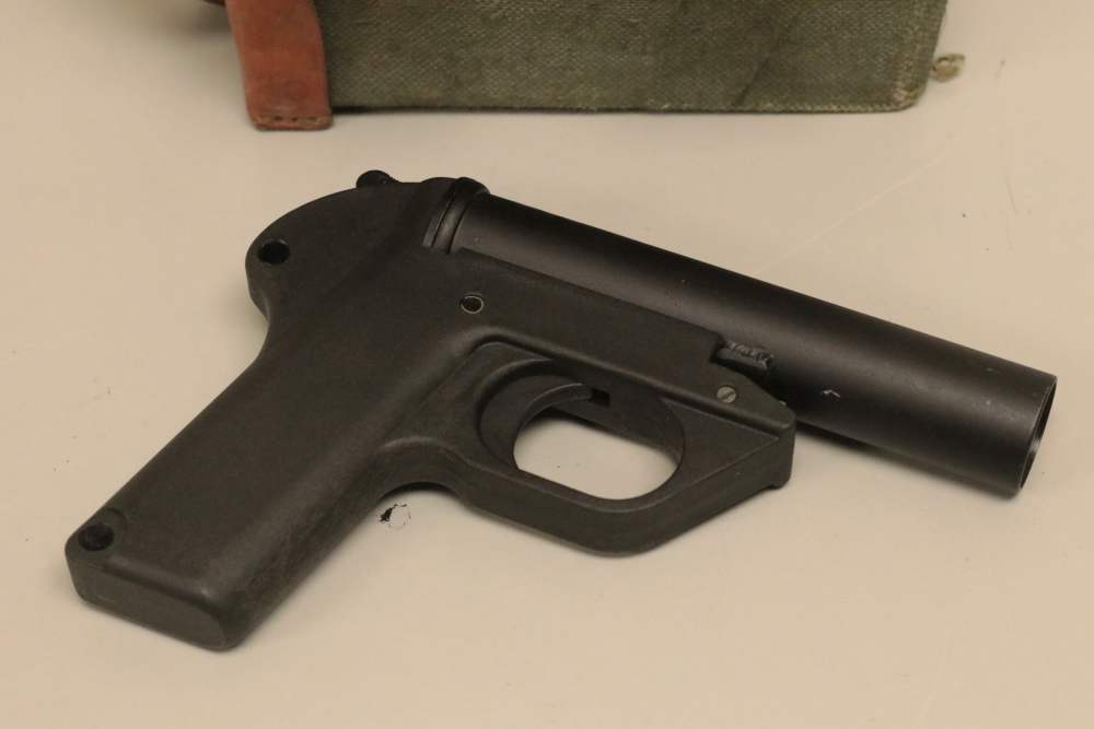 Polish Flare Pistol w/ Carry Bag Circle 11-img-1
