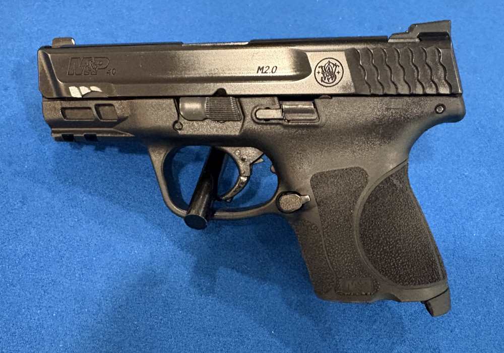 M&P 40 M2.0 Compact | .40 S&W | Semi Auto with lots of mag and extras -img-4