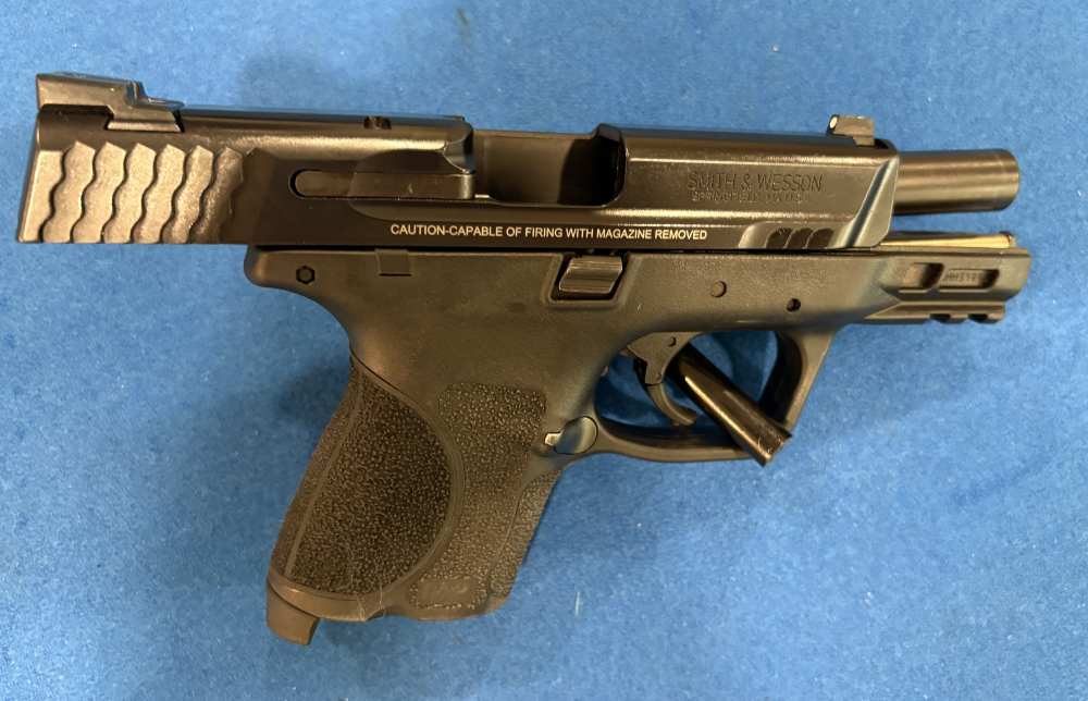 M&P 40 M2.0 Compact | .40 S&W | Semi Auto with lots of mag and extras -img-5
