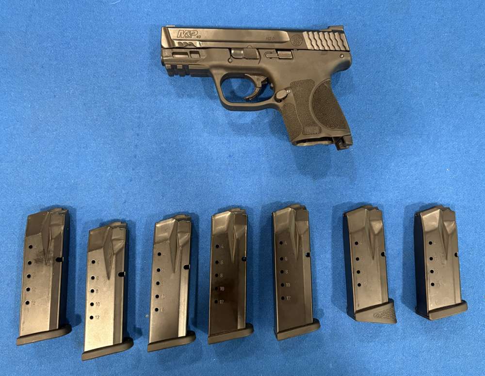 M&P 40 M2.0 Compact | .40 S&W | Semi Auto with lots of mag and extras -img-1