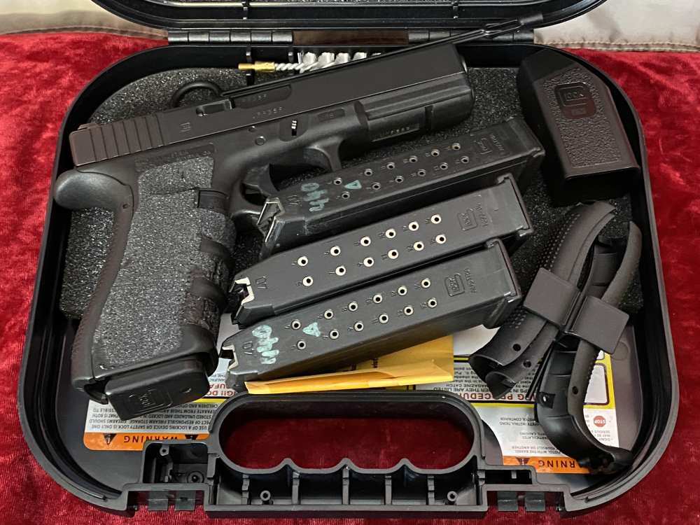 Glock 22 Gen 4 40 S&W 4 Magazines in Original Case & Backstraps-img-13