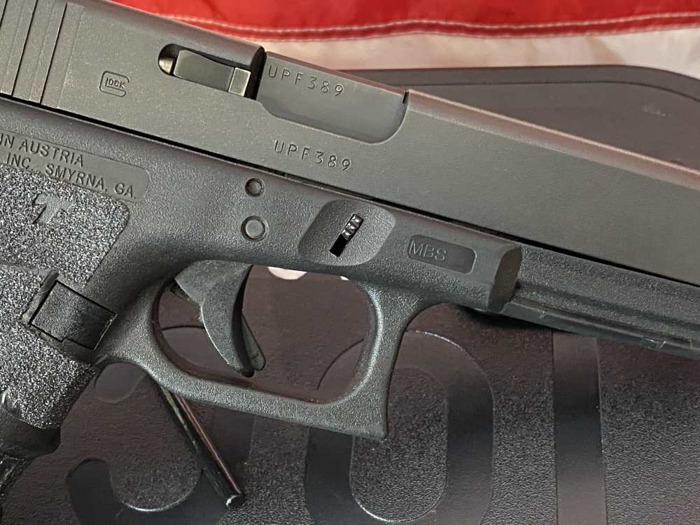Glock 22 Gen 4 40 S&W 4 Magazines in Original Case & Backstraps-img-7
