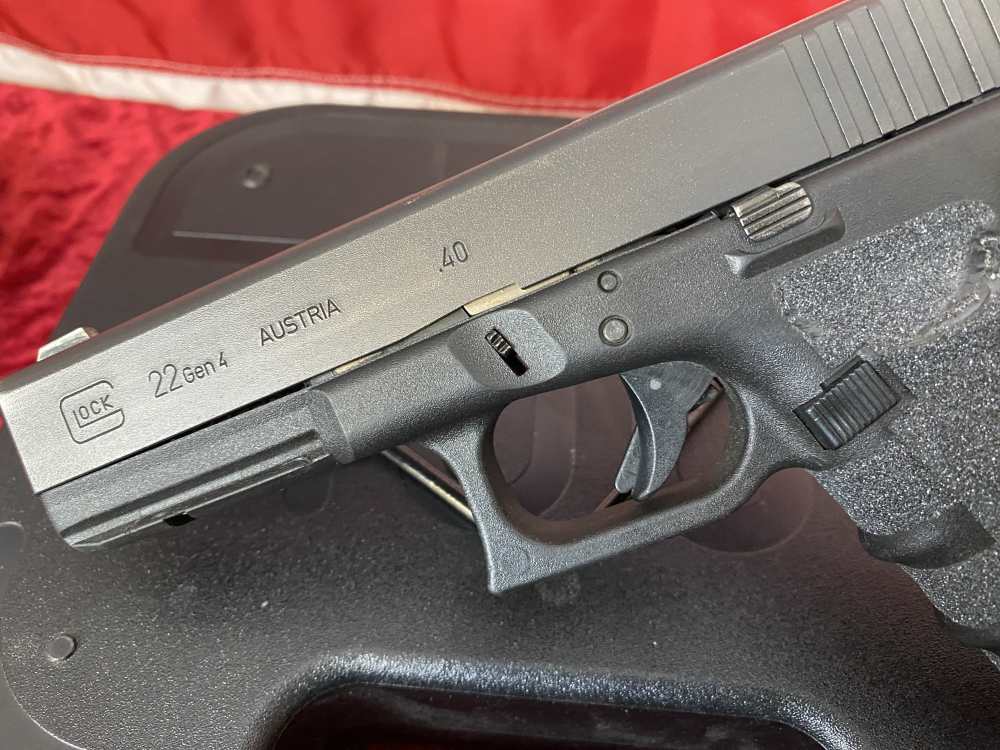 Glock 22 Gen 4 40 S&W 4 Magazines in Original Case & Backstraps-img-2