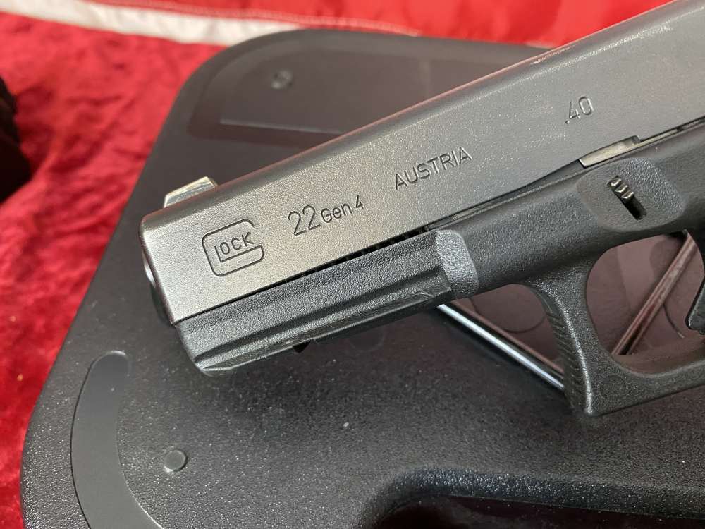 Glock 22 Gen 4 40 S&W 4 Magazines in Original Case & Backstraps-img-1