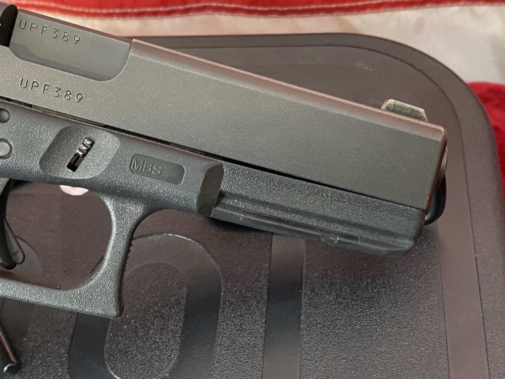 Glock 22 Gen 4 40 S&W 4 Magazines in Original Case & Backstraps-img-6