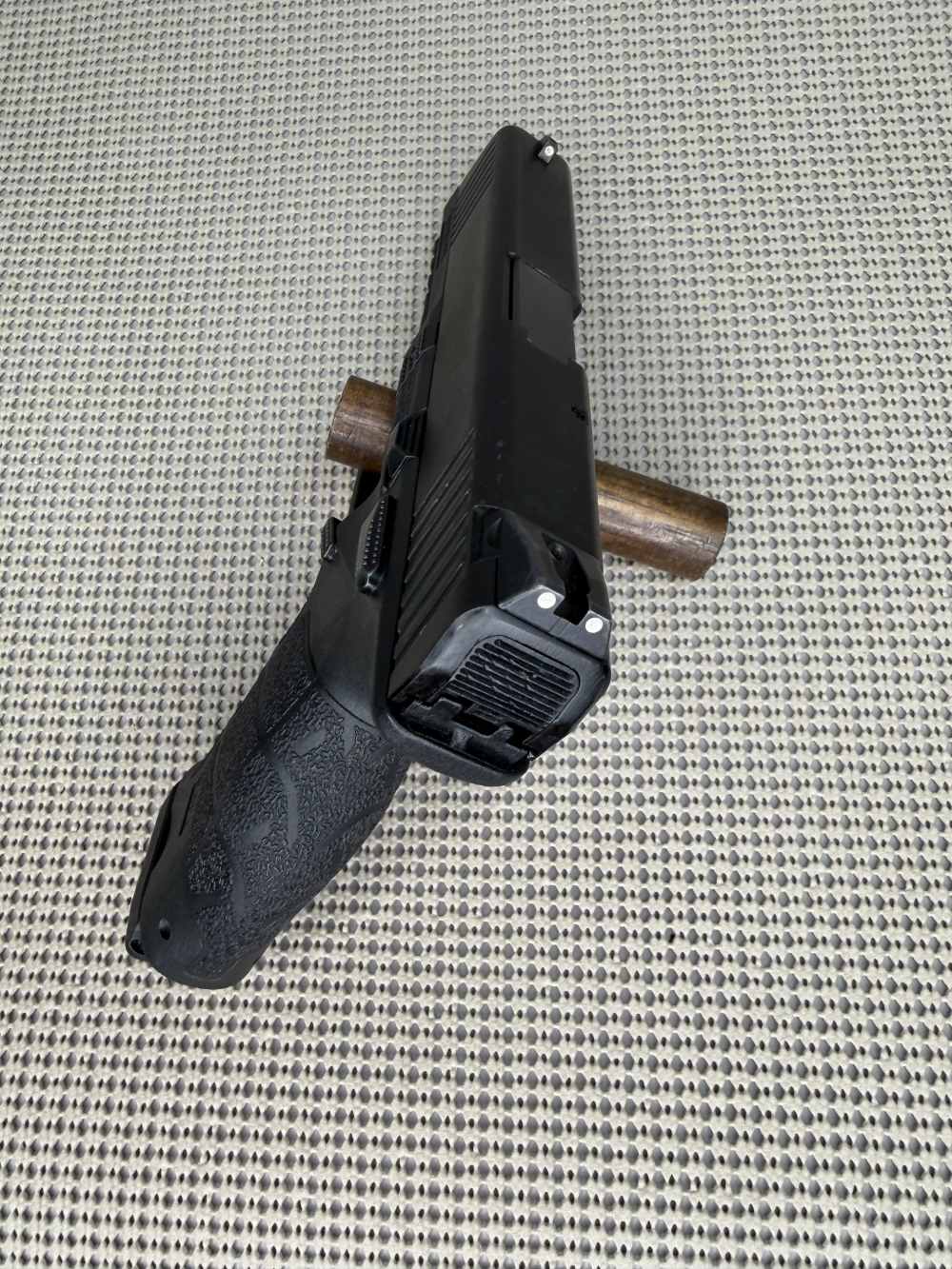 Sar Sarsilmaz SR9 with one seventeen round magazine.-img-1