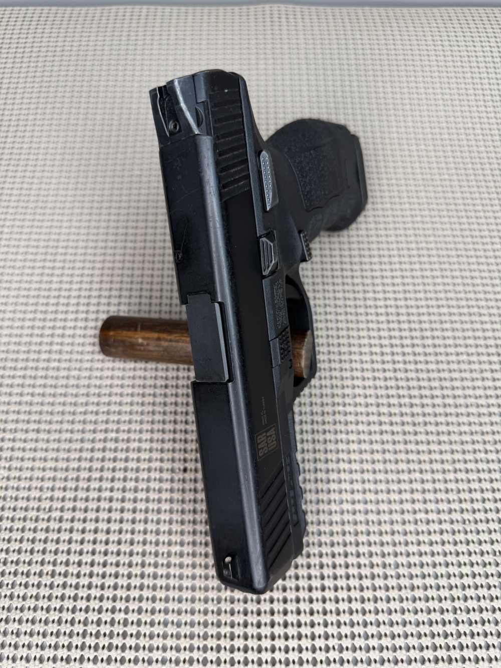 Sar Sarsilmaz SR9 with one seventeen round magazine.-img-2