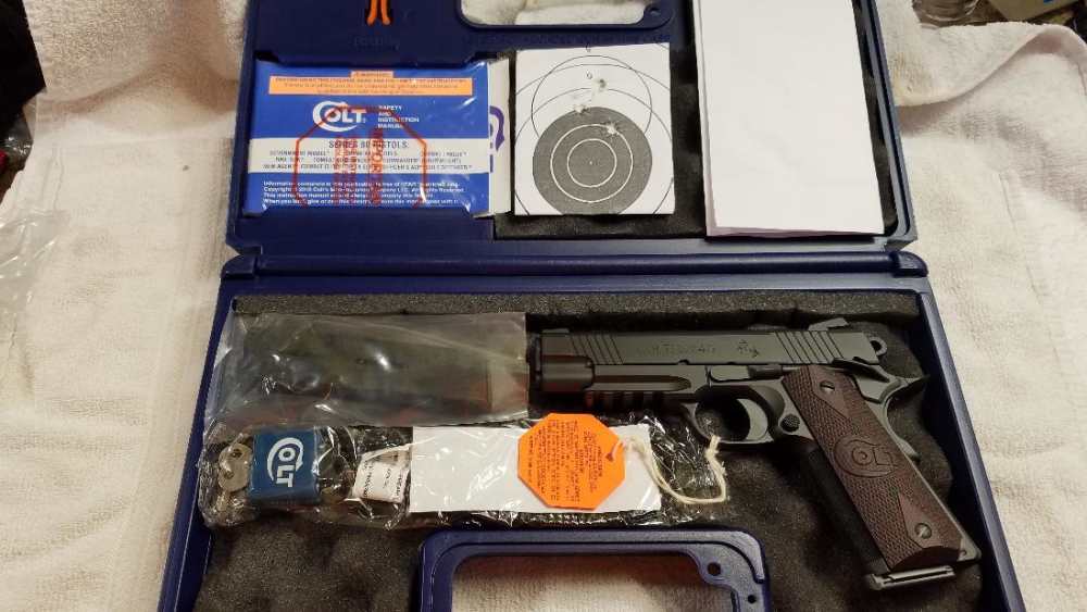 COLT CUSTOM SHOP 45 ACP COMMAMDER SPECIALCOMBAT RAIL GUN, NIB-img-2