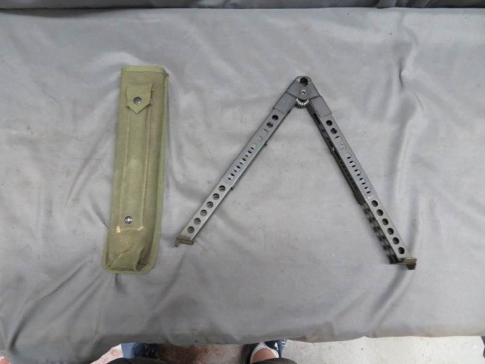 VIETNAM WAR US MILITARY STONER 63 MACHINE GUN BIPOD W/ CASE-img-0