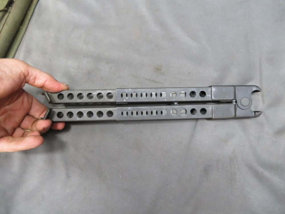 VIETNAM WAR US MILITARY STONER 63 MACHINE GUN BIPOD W/ CASE-img-2