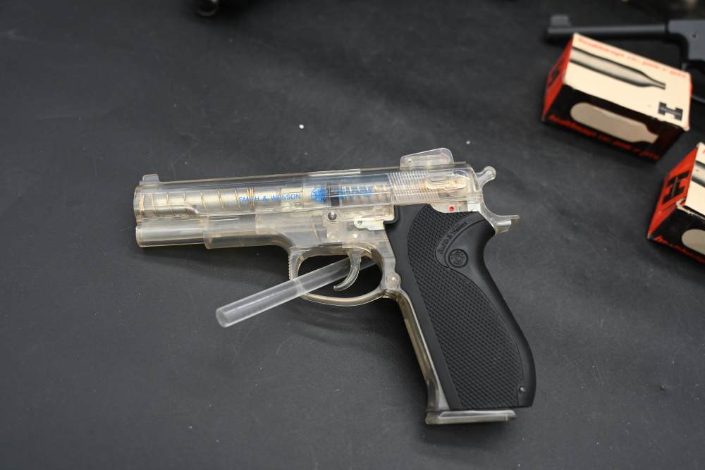 3 Vintage Air Pistol Lot – S&W 4506 Daisy CO2 200 Healthways Plainsman 175-img-6